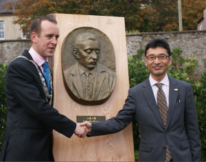 Mayor of Waterford City & County Council Cllr John Cummins with Professor Bon Koizumi, great grandson of Lafcadio Hearn, being presented with a bust of Lafcadio Hearn on behalf of Matsue City, Japan.