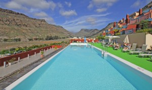 The queit pool at Apartatmentso Cordial Mogán Valle, which offers panoramic views of the Puerto de Mogán area