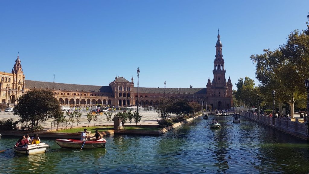 Visitors can enjoy a boat trip along the 500m canal at the Plaza de España.